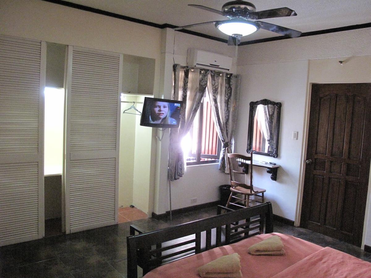 Makati Suites At Travelers Inn 마카티 외부 사진