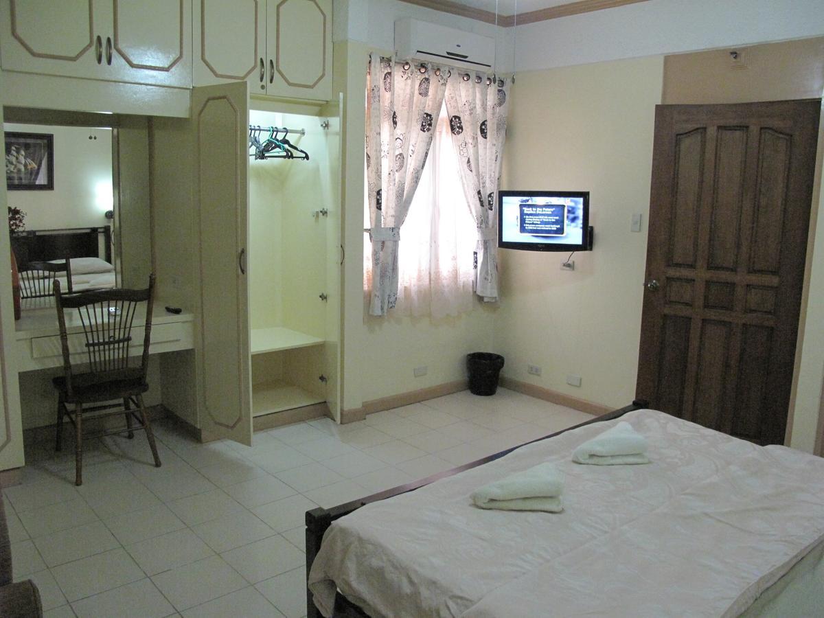 Makati Suites At Travelers Inn 마카티 외부 사진