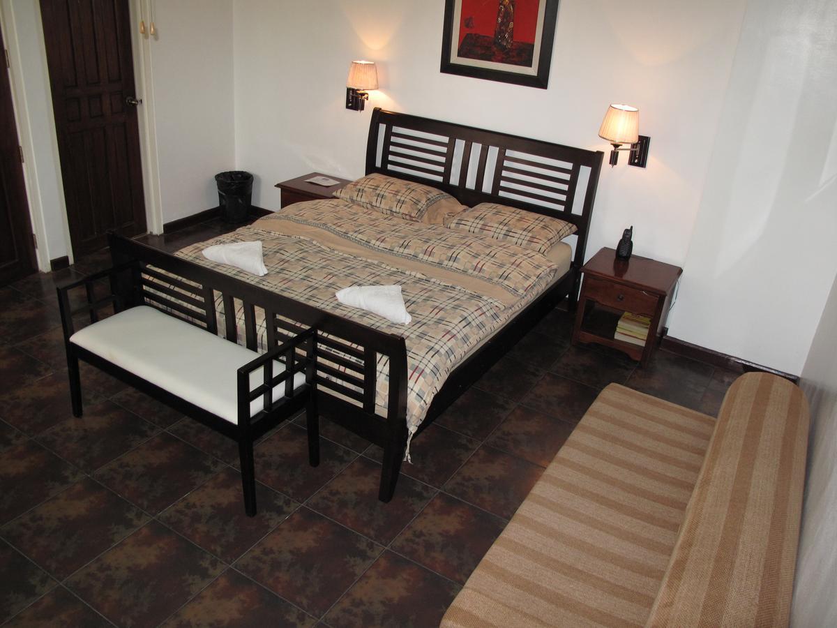Makati Suites At Travelers Inn 마카티 외부 사진